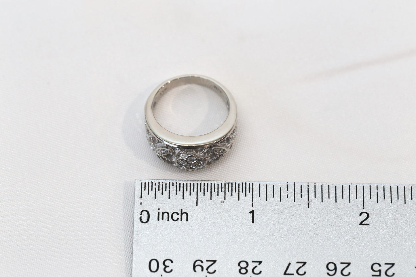 14k White Gold Diamond Flower Ring, Size 7.5 - 6.7g