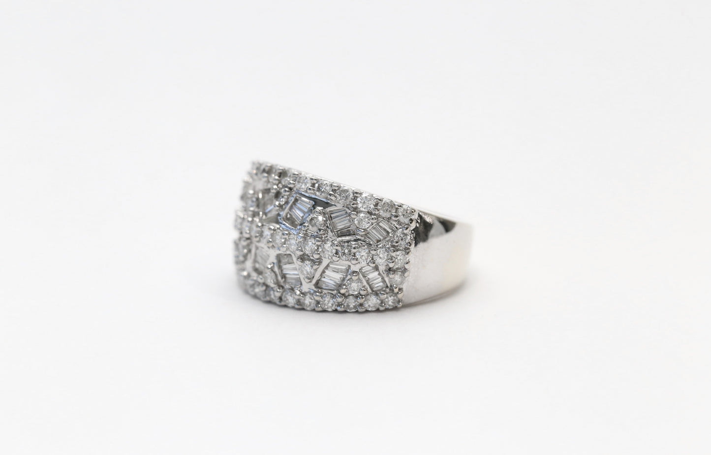 18k White Gold Diamond Ring, Size 8 - 7.7g
