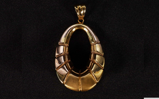 18k Gold Large Oval Pendant, 4.7g