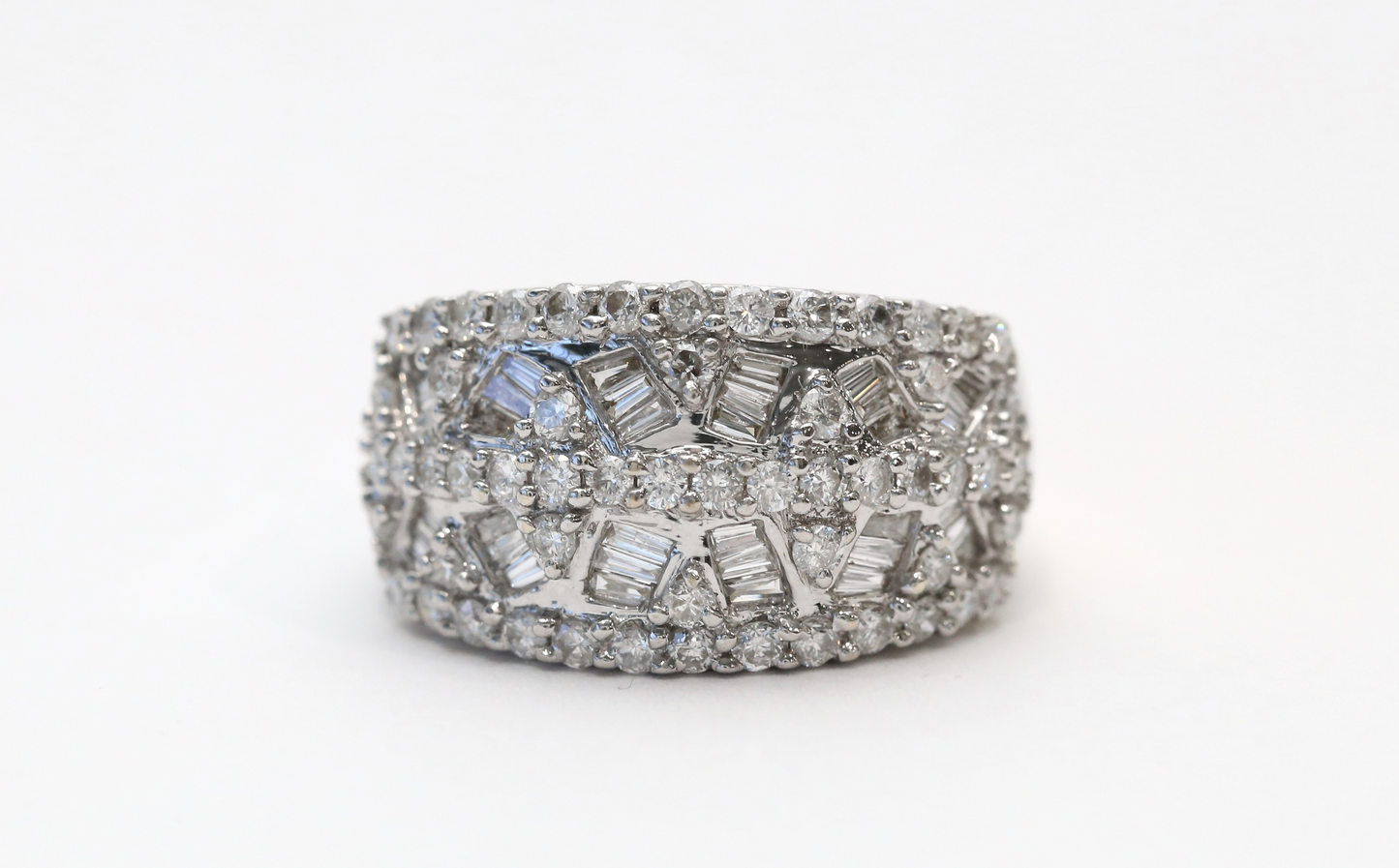 18k White Gold Diamond Ring, Size 8 - 7.7g