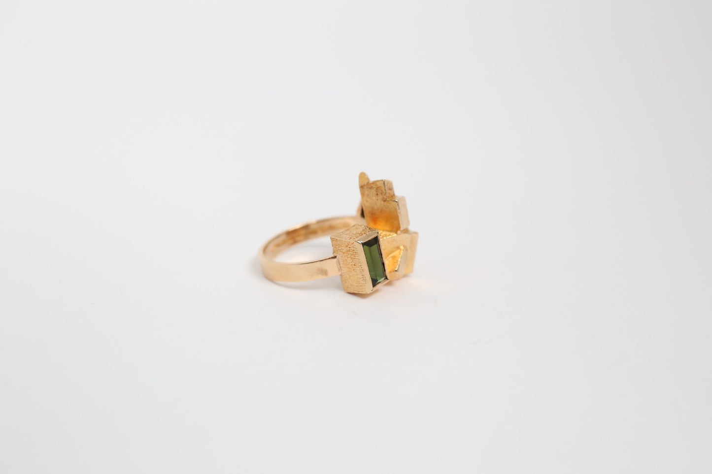14k Yellow Gold Avant-Garde Green Tourmaline Ring, Size 7 - 6.3g (Made in Finland)