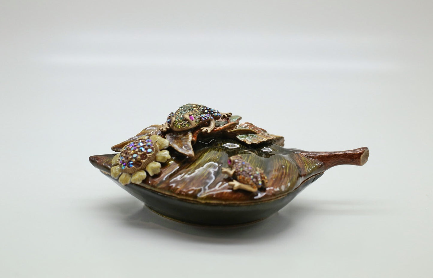 Jay Strongwater Bramble Collection Two Frogs on Leaf Trinket Box