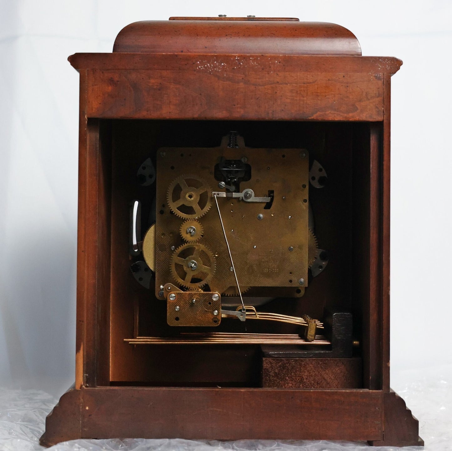 Vintage Howard Miller Graham Bracket Key Wound Mantel Clock