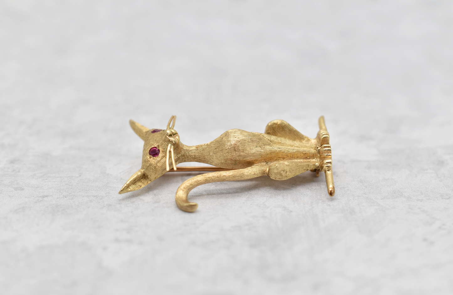 14k Yellow Gold Siamese Cat Brooch with Ruby Eyes - 6.6g